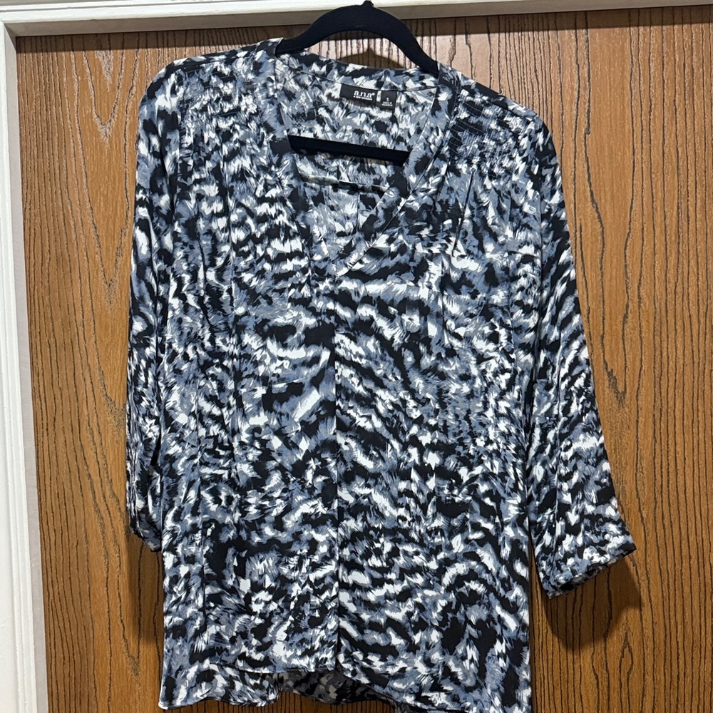 a.n.a Women's Black and White Abstract Blouse
